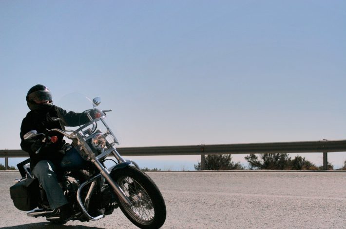 Motorcyklar på vita duken